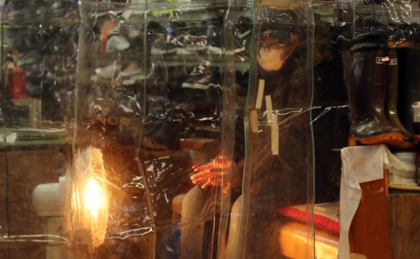 하루 만에 기온이 10도 이상 급락한 30일 충북 청주 육거리시장에서 한 상인이 난로를 쬐며 몸을 녹이고 있다. [출처=연합]