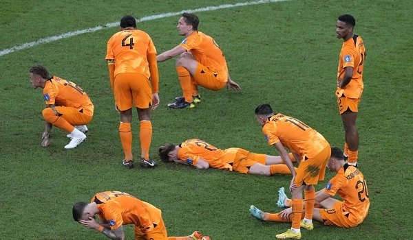 네덜란드 대표팀 선수들이 10일 새벽 아르헨티나와 벌인 8강전 대결에서 패한 이후 좌절하고 있다. [사진=연합뉴스]