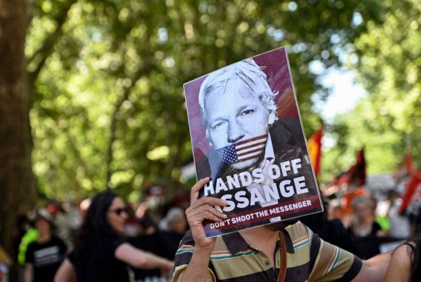 A Julian Assange supporter rallies ahead of the 2022 NATO Summit in Madrid on June 26. (AFP=Yonhap)
