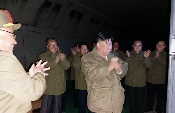 북한 김정은 국무위원장이 12일 전술핵운용부대에 배치된 장거리전략순항미사일 시험발사를 현지에서 지도했다고 조선중앙통신이 13일 보도했다. [출처=조선중앙통신/연합뉴스]<br>