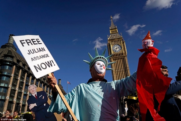 A man dressed as the Statue of Liverty holding a 'Free Julian Assange Now' poster. AFP= Yonhap