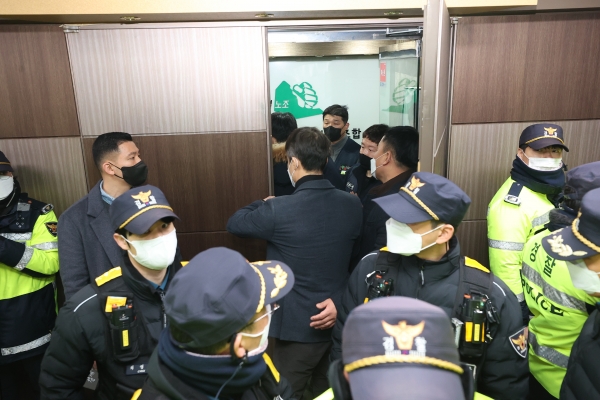 19일 오전 서울 영등포구 민주노총 건설노조 서울경기북부지부 사무실에 경찰이 들어가고 있다. 서울경찰청 강력범죄수사대는 이날 오전 8시 10분부터 건설현장 불법행위와 관련해 양대노총 건설노조를 압수수색하고 있다. [출처=연합]