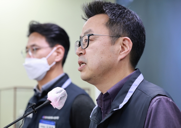 박홍배 전국금융산업노조 위원장(가운데)이 30일 서울 중구 노조 회의실에서 은행 영업시간 정상화 관련 기자회견을 하고 있다. [사진출처=연합뉴스 제공]