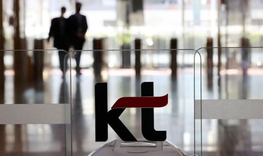 25일 오전 한때 KT의 '설정 오류에 따른 장애'로 유·무선 인터넷 서비스가 중단됐다. 네트워크 접속 장애는 1시간가량 만에 복구됐지만, 서비스 중단이 점심시간과 겹치면서 전국 곳곳에서 피해사례가 잇따랐다. 사진은 이날 오후 서울 종로구 KT 광화문 사옥 모습. [연합뉴스]