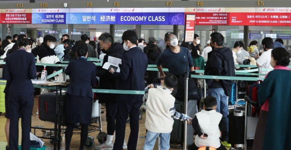 중국 정부가 한국발 입국자에 대한 코로나 19 검사를 실시한 1일 인천국제공항 1터미널에서 중국 상하이행 항공기 승객들이 탑승수속을 하기 위해 줄지어 서있다. [출처=연합]
