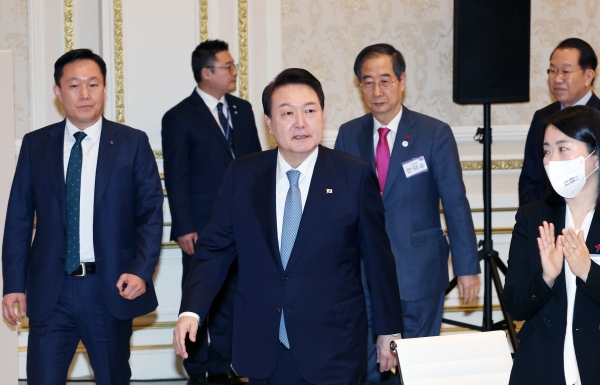 윤석열 대통령이 지난 27일 청와대 영빈관에서 열린 통일부·행정안전부·국가보훈처·인사혁신처 업무보고에서 한덕수 국무총리, 권영세 통일부 장관 등과 함께 입장하고 있다. [출처=연합]