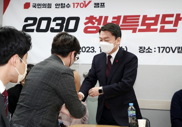 국민의힘 당권주자인 안철수 의원이 25일 오후 서울 여의도 170V 캠프 대회의실에서 열린 2030청년특보단 정책 미팅에서 참석자들과 인사를 나누고 있다. [출처=연합]