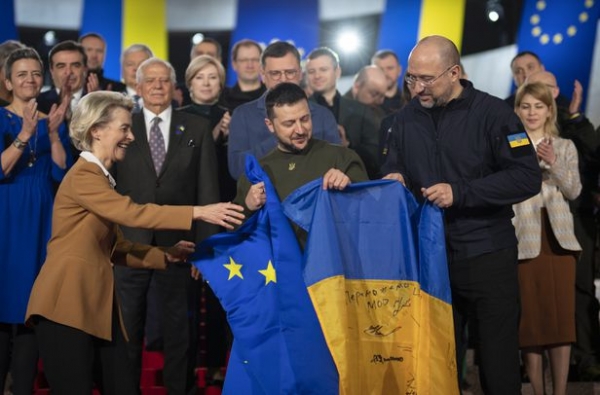 지난 2일(현지 시각) 우크라이나 수도 키이우에서 볼로디미르 젤렌스키(가운데) 우크라이나 대통령과 우르줄라 폰데어라이엔(왼쪽) 유럽연합(EU) 집행위원장, 데니스 슈미할(오른쪽) 우크라이나 총리가 기념사진 촬영에 앞서 유럽기와 우크라이나 국기를 펼치고 있다. EU는 우크라이나에 총 5억유로 상당의 군사 지원을 약속했고, 이튿날 EU·우크라이나 정상회담에서는 우크라이나의 EU 회원국 합류 문제가 논의됐다. [출처=연합뉴스]