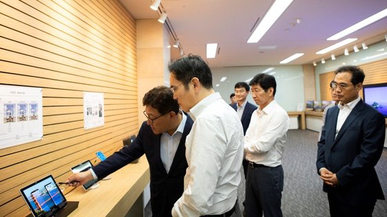 이재용 삼성전자 부회장이 2019년 8월26일 충남 아산에 있는 삼성디스플레이 사업장을 방문해 중소형 OLED 디스플레이의 기능에 대한 설명을 듣고 있다. [출처=삼성전자]