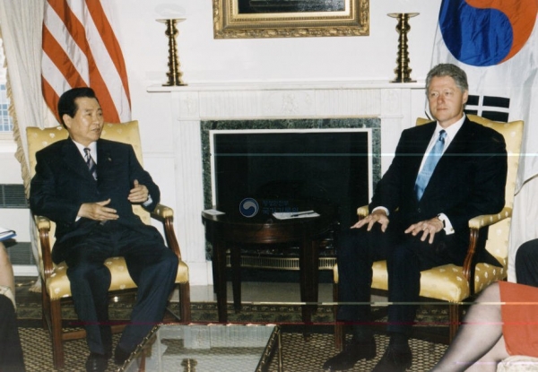 김대중 대통령과 빌 클린턴(Bill Clinton) 미국 대통령이 2000년 9월 한미정상회담을 하고 있다. (사진=국가기록원)