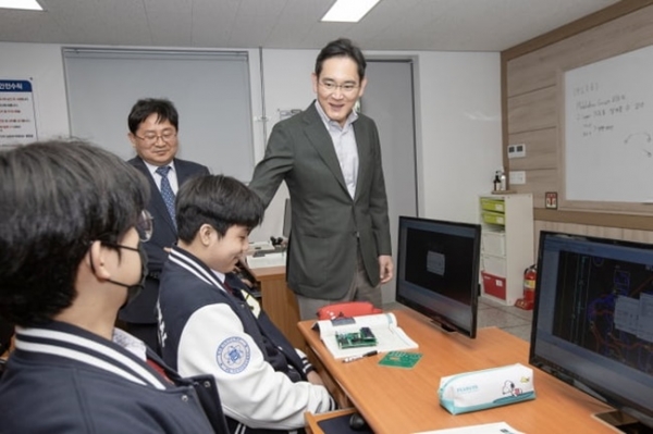 이재용 회장이 경북 구미전자공고 학생들을 격려하고 있다. ⓒ삼성전자