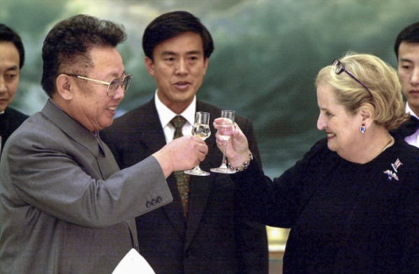 매들린 올브라이트 당시 미국 국무부 장관이 2000년 10월 24일 북한 평양에서 진행된 만찬 자리에서 김정일 당시 북한 국방위원장과 건배를 하고 있다. /사진=AP=연합뉴스