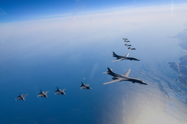 한미 공군이 지난19일 한반도 상공에서 한국측 F-35A 전투기와 미국 공군 B-1B 전략폭격기 및 F-16 전투기가 참여한 가운데 연합공중훈련을 실시하고 있다. [출처=연합]