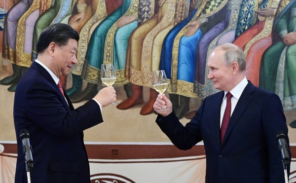 시진핑 중국 국가주석(왼쪽)과 블라디미르 푸틴 러시아 대통령이 21일(현지시간) 러시아 수도 모스크바 크렘린궁내 그라노비타야궁에서 열린 공식 만찬에서 건배하고 있다. [출처=연합]