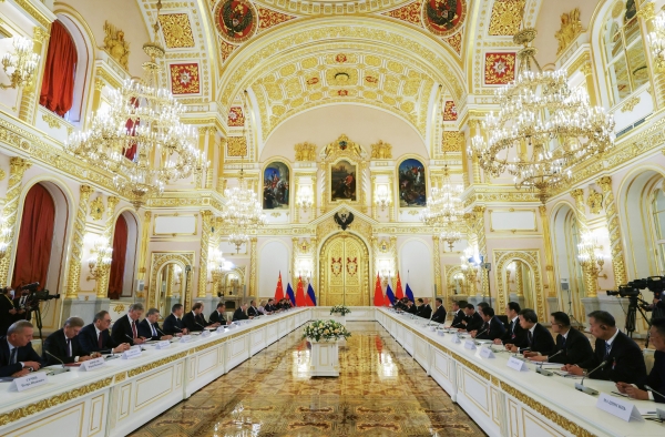 중국(오른쪽)과 러시아 대표단이 21일(현지시간) 모스크바 크렘린 내 그랜드 크렘린궁에서 회담을 열고 있다. 시진핑 중국 국가주석은 전날 2박 3일 일정으로 러시아를 국빈 방문해 이날 푸틴 대통령과 정상회담을 했다. [출처=연합]