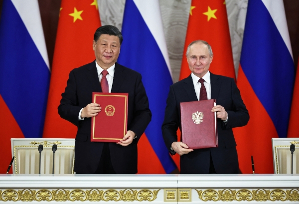 시진핑 중국 국가주석(왼쪽)과 블라디미르 푸틴 러시아 대통령이 21일(현지시간) 모스크바 크렘린궁에서 정상회담 후 공동성명 서명식에서 포즈를 취하고 있다. 두 정상은 회담에서 각국의 영토보전을 지지한다며 대만과 우크라이나 문제에 대한 공조를 약속했다. [출처=연합]