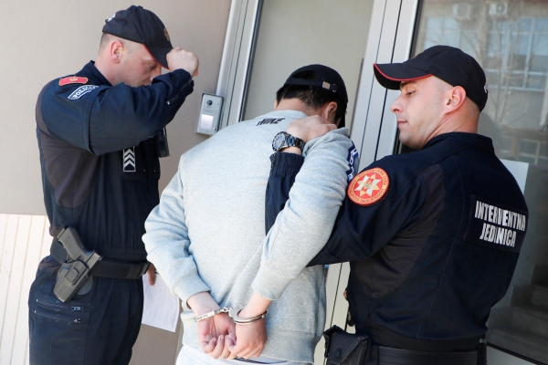 권도형 테라폼랩스 대표가 24일(현지시간) 양손 뒤로 수갑에 묶힌채 몬테네그로 수도 포드고리차에 있는 고등법원에 출두하고 있다.