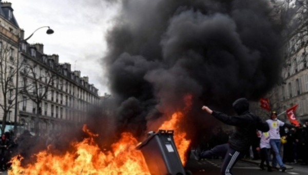 연금 개혁 반대 시위로 불타는 프랑스 파리 길거리 (파리 AFP=연합뉴스)